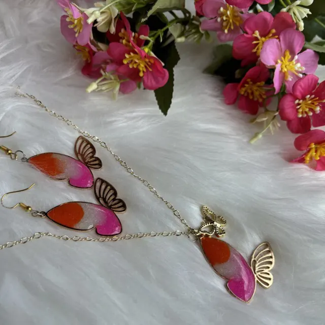 Aretes y collar de mariposa en resina