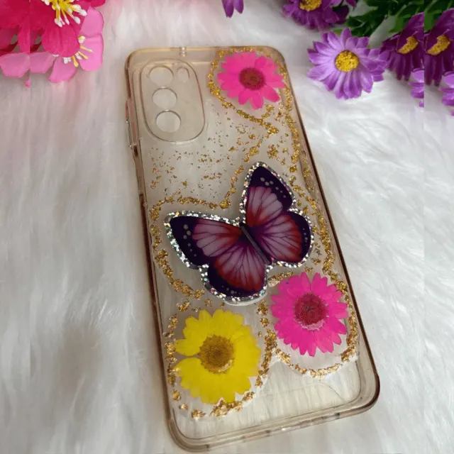 Funda de celular con mariposa y flores en resina